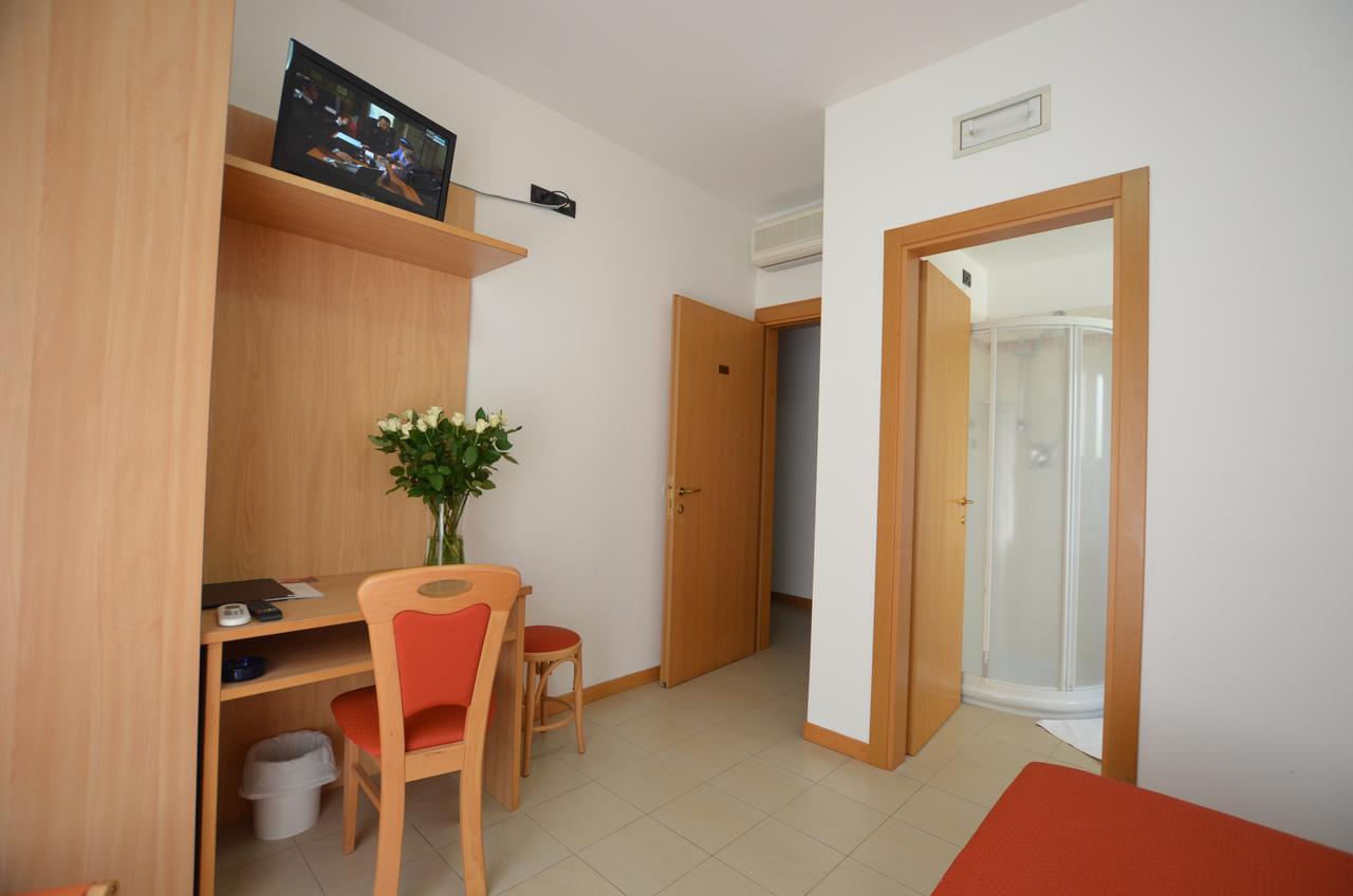 Hotel Tivoli Lignano Sabbiadoro Buitenkant foto